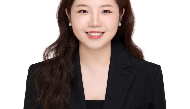 تشانغ شين (يسرى)