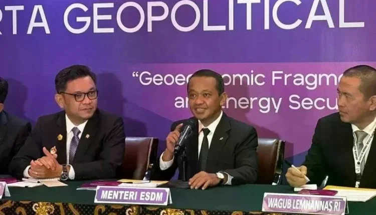 وزير الطاقة والموارد المعدنية بهليل لاهاداليا (في الوسط) يتحدث في منتدى جاكرتا الجيوسياسي في 24 يونيو 2025.