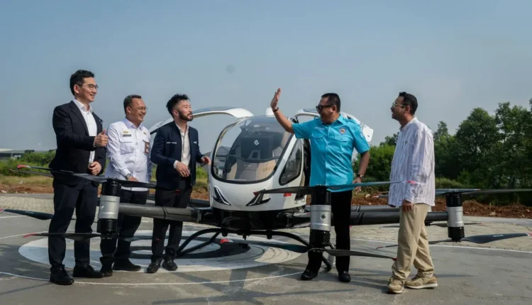 المبعوث الرئاسي الخاص لجيل الشباب والعاملين في مجال الفنون، رافي أحمد (يمين)، ورئيس جمعية السيارات الإندونيسية (IMI)، بامبانج سويساتيو، في محاكمة سيارة الأجرة الطائرة EHang 216-S في تانجيرانج، بانتن، يوم الأربعاء (25 يونيو 2025). (انتارا فوتو/بوترا م. أكبر)