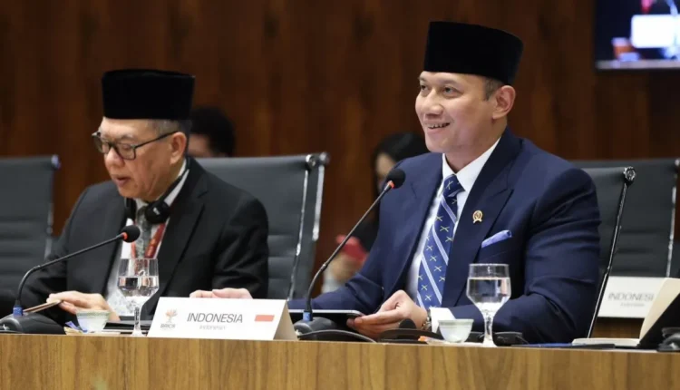 الوزير المنسق للبنية التحتية والتنمية الإقليمية أجوس هاريمورتي يودويونو (يمين) يحضر منتدى التحضر لمجموعة البريكس في برازيليا، البرازيل، في 23 يونيو 2025. (انتارا)