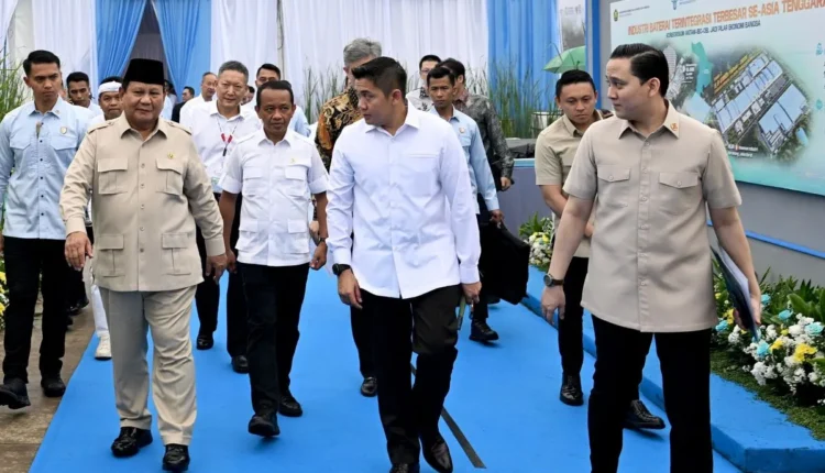 يرافق سكرتير مجلس الوزراء تيدي إندرا ويجايا (في الوسط) الرئيس الإندونيسي برابوو سوبيانتو لافتتاح وضع حجر الأساس لنظام بيئي متكامل لصناعة بطاريات السيارات الكهربائية في أرثا إندستريال هيلز، كاراوانج، جاوة الغربية في 29 يونيو 2025. (ANTARA/HO-المكتب الصحفي للأمانة الرئاسية)