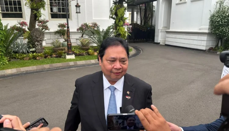 الوزير المنسق للشؤون الاقتصادية إيرلانجا هارتارتو يرد على أسئلة وسائل الإعلام في القصر الرئاسي في جاكرتا في 27 يونيو 2025. (أنتارا/جينتا تينري ماوانجي)