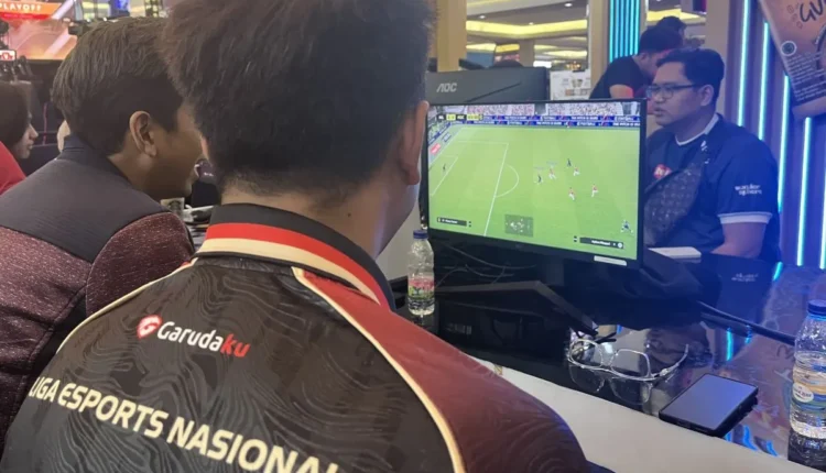 صورة أرشيفية: مدير فعاليات جاروداكو ويم رينالدو يلعب كرة القدم الإلكترونية التي يتم التنافس عليها في معرض الدوري الوطني للرياضات الإلكترونية في تامان أنجريك مول، جاكرتا، في 25 أكتوبر 2024. (أنتارا/أريندرا ميوديا)