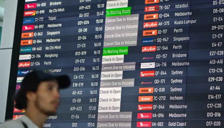 ملف الصورة - أحد الركاب يتحقق من جداول الرحلات في المحطة الدولية بمطار آي غوستي نجوراه راي الدولي. أنتارا فوتو/فكري يوسف