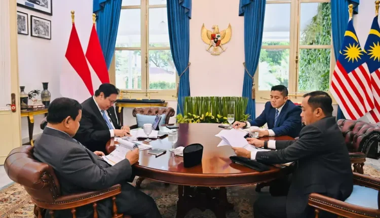 الرئيس برابوو سوبيانتو يعقد اجتماعا مع كبير وزراء الشؤون الاقتصادية إيرلانجا هارتارتو في قصر ميرديكا. (الوزارة المنسقة للشؤون الاقتصادية)