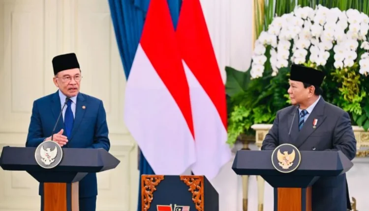 ألقى رئيس الوزراء الماليزي أنور إبراهيم والرئيس الإندونيسي برابوو سوبيانتو بيانًا مشتركًا في قصر ميرديكا في جاكرتا يوم الجمعة (27/6/2025). ANTARA/HO-المكتب الصحفي للأمانة الرئاسية