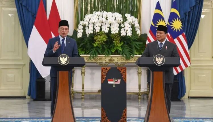 الرئيس الإندونيسي برابوو سوبيانتو (يمين) ورئيس الوزراء الماليزي أنور إبراهيم يتحدثان في مؤتمر صحفي بعد اجتماع ثنائي في قصر ميرديكا في جاكرتا في 27 يونيو 2025. (انتارا فوتو/جاليه براديبتا)