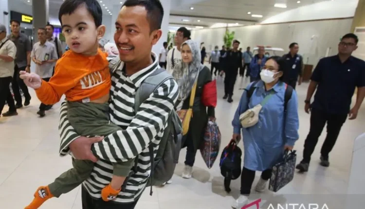 ملف - المواطنون الإندونيسيون الذين تم إجلاؤهم من إيران يصلون إلى مطار سوكارنو هاتا الدولي في 24 يونيو 2025. (انتارا فوتو/محمد إقبال)