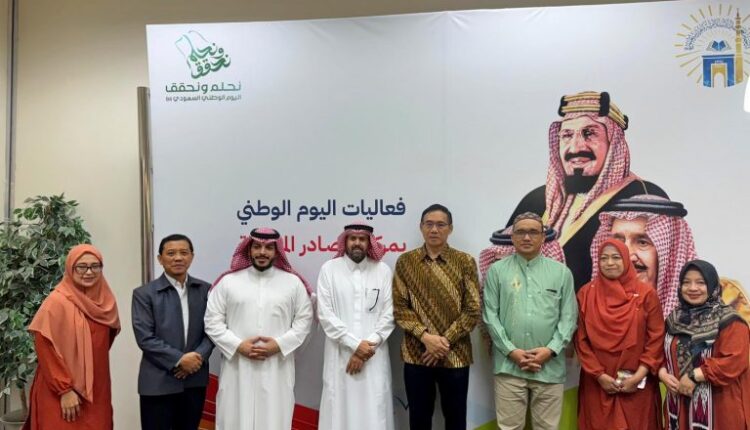 وفد جامعة مالانغ خلال استقباله من الدكتور سلمان علي الحربي، أستاذ اللغة العربية وخبير اللسانيات التطبيقية ورئيس جمعية اللسان المبين، والدكتور أحمد بن فهد السحيمي، أستاذ اللغة العربية وخبير اللسانيات التطبيقية.