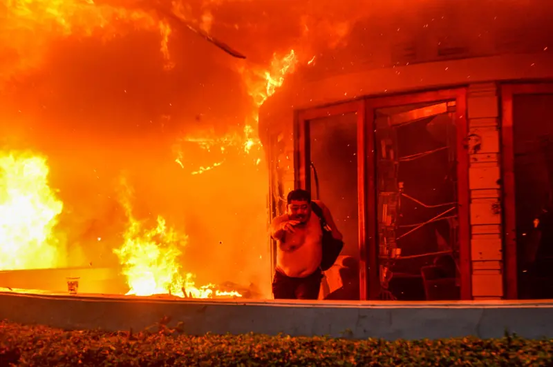 أحد موظفي مبنى مسكن مجلس الشورى الشعبي يركض للخارج من الغرفة التي اندلع فيها حريق في باندونغ، جاوة الغربية، يوم الجمعة (29 أغسطس 2025).