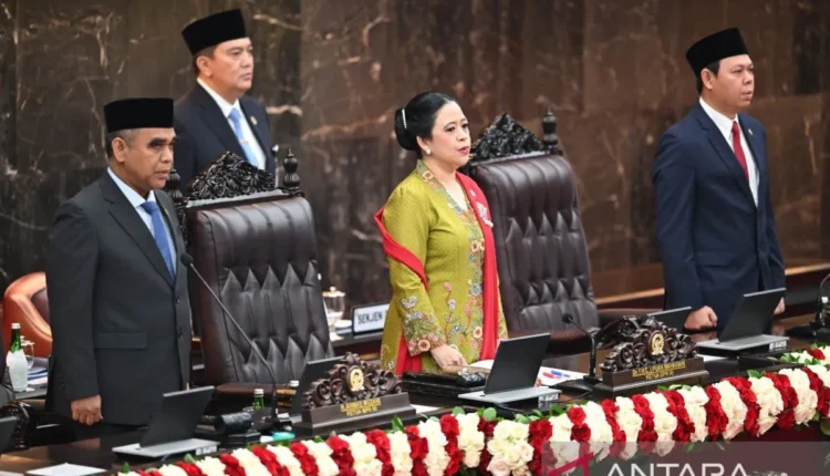 رئيس مجلس الشعب الإندونيسي أحمد مزاني (يسار) مع رئيسة مجلس النواب بوان ماهاراني (الثانية من اليمين) ورئيس مجلس الشيوخ سلطان باختيار ناجمودين (اليمين) يغنون النشيد الوطني الإندونيسي "إندونيسيا رايا" خلال الجلسة السنوية لمجلس الشعب الإندونيسي والجلسة المشتركة لمجلس النواب ومجلس الشيوخ الإندونيسي لعام 2025 في مبنى نوسانتارا، مجمع البرلمان، جاكرتا، الجمعة (15/8/2025). انتارا فوتو/ريفان أوال لينغا