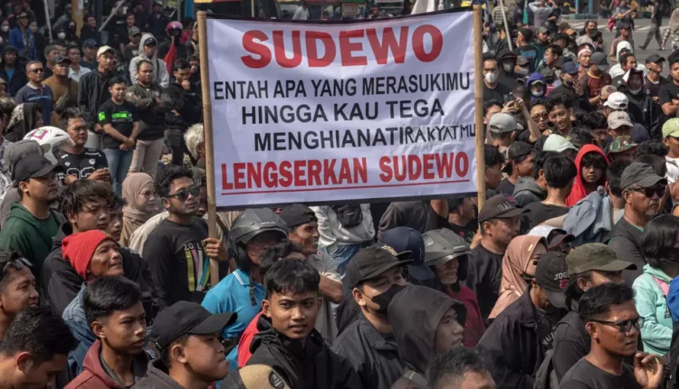 تجمع المحتجون في قاعة حكومة باتي مطالبين باستقالة الحاكم سوديو بسبب الزيادات الضريبية غير الشعبية في باتي، جاوة الوسطى، يوم الأربعاء، 12 أغسطس 2025. (صورة أنتارا/أجي ستييوان)