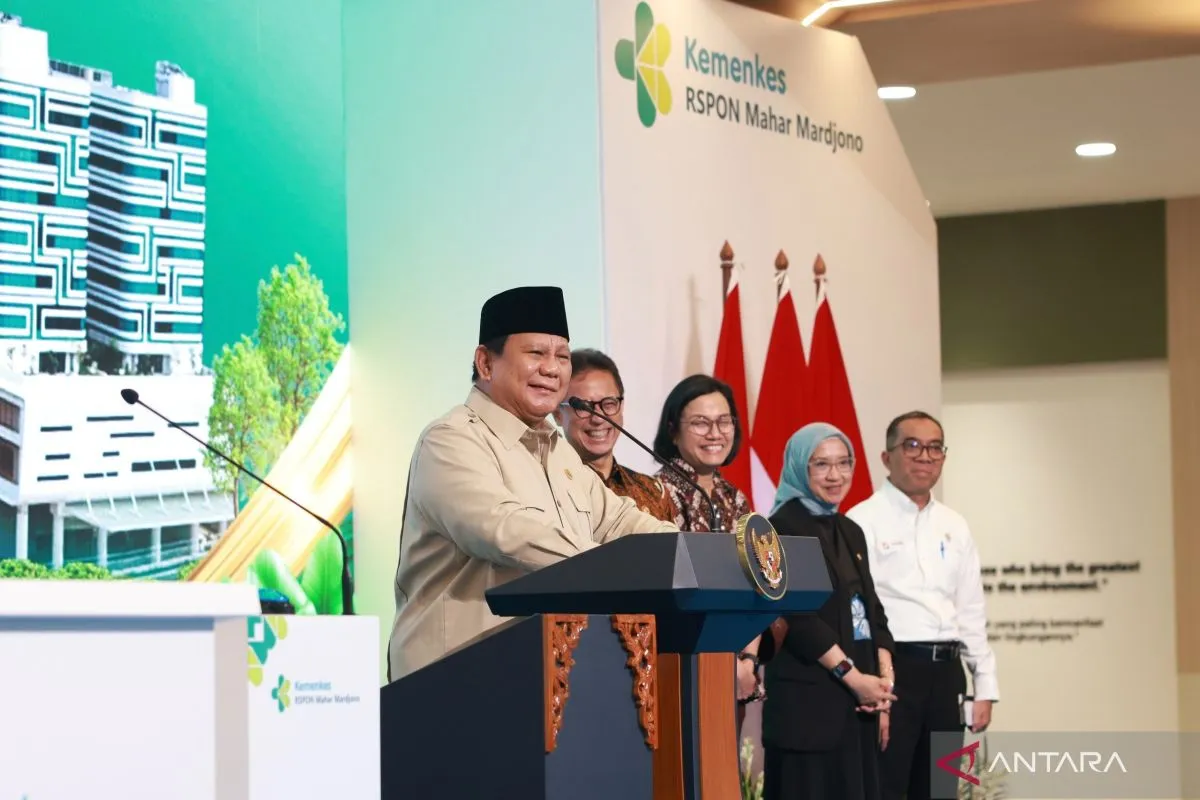 الرئيس برابوو (يسار) يلقي كلمة في حفل افتتاح مبنى الخدمات المتكاملة والمعهد الوطني لعلوم الأعصاب في مستشفى مركز الدماغ الوطني البروفيسور الدكتور دكتور مهار ماردجونو (مستشفى بون) في جاكرتا، في 26 أغسطس 2025. (أنتارا)