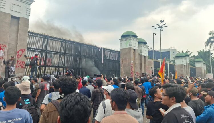 احتجاج طلابي أمام مبنى البرلمان في جاكرتا، الخميس (28/8/2025). (الصورة: Inilah.com/ كلارا آنا س)