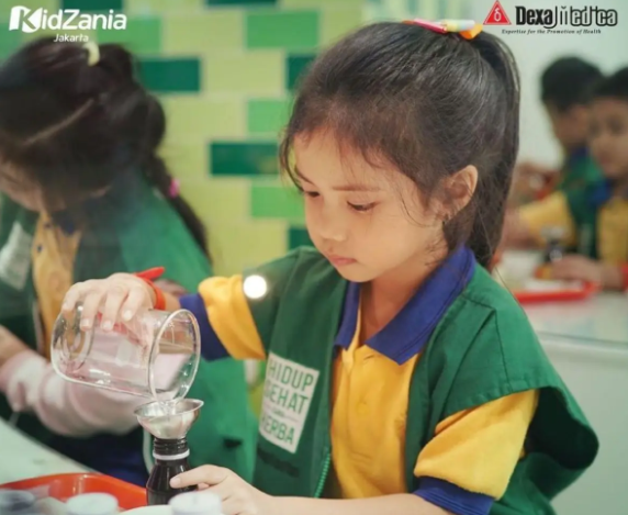 كيدزانيا – جاكرتا أو سورابايا: مكان مميز حيث يتقمص الأطفال أدوار مهن مختلفة مثل الطبيب، الطيار، ورجل الإطفاء.