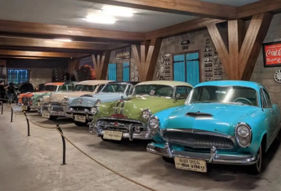 متحف أنكوت– مدينة باتو: يضم وسائل نقل متنوعة من أنحاء العالم عبر العصور، مع زوايا تصوير وكأنك في الخارج.