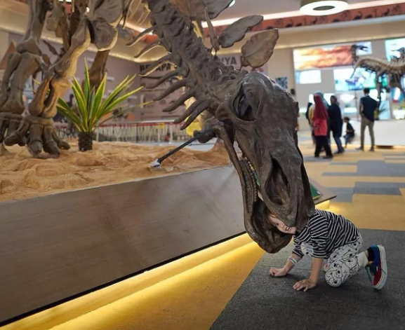 حديقة الألعاب جاوة الشرقية 3: تضم مجسمات لمدن عالمية وحديقة الديناصورات، مكان لن يرغب الأطفال بمغادرته.