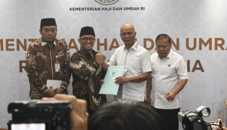 نائب وزير الحج والعمرة دهنيـل أنزار سمنجونتاك يسلّم قائمة أسماء المرشحين للمناصب التي ستخضع لعملية التدقيق والمتابعة إلى مدير الاستخبارات ريدا منتوفاني، يوم الثلاثاء ٣٠ سبتمبر/أيلول ٢٠٢٥