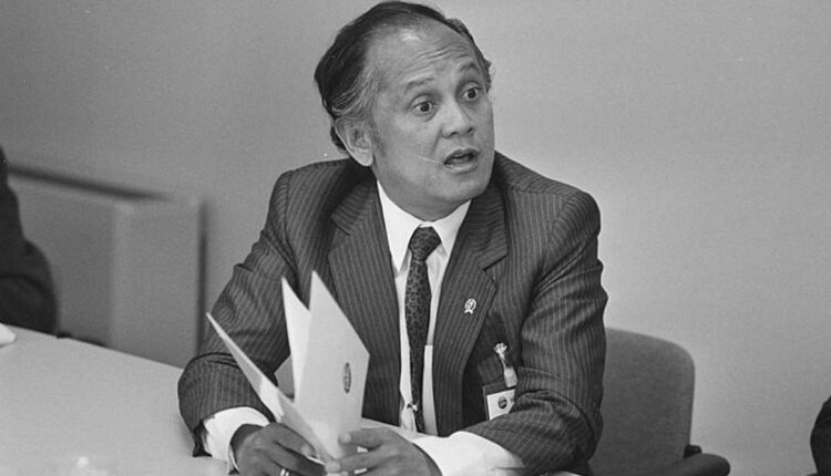 بي. جي. حبيبي، وزير البحث والتكنولوجيا الأسبق الذي أصبح في نهاية المطاف الرئيس الإندونيسي الثالث خلفاً لسوهارتو عام ١٩٩٨ (صورة: ويكيميديا كومنز)