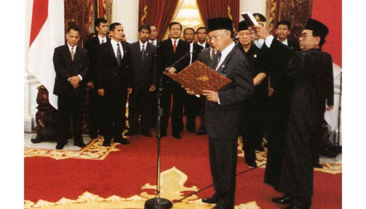 بحر الدين يوسف حبيبي يؤدي اليمين رئيساً لجمهورية إندونيسيا، خلفاً لسوهارتو بعد استقالته (صورة: مكتب نائب رئيس جمهورية إندونيسيا / ويكيبيديا)