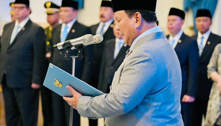 الرئيس برابوو سوبيانتو ينصّب عشرة سفراء ونائب سفير واحد في قصر الدولة بالعاصمة جاكرتا، في ٨ أكتوبر/تشرين الأول ٢٠٢٥. (صورة: أمانة مجلس الوزراء)