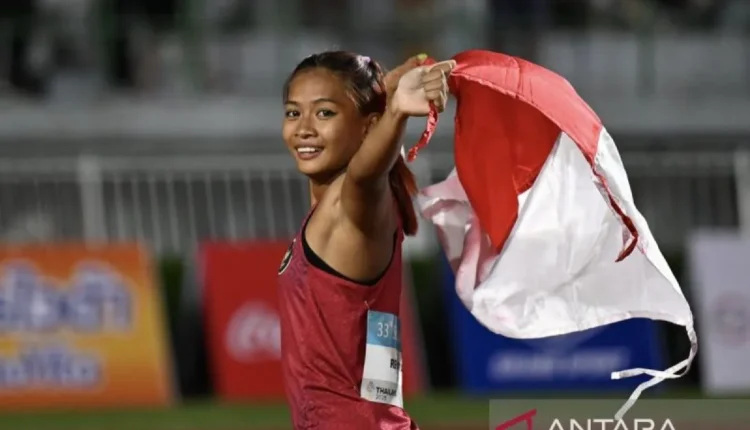 لاعبة القفز بالزانة الإندونيسية ديـفا ريناتّا جاياودي تؤدي قفزتها في نهائي منافسات القفز بالزانة للسيدات ضمن ألعاب جنوب شرق آسيا 2025 في ملعب أوباتشالاساي الوطني، منطقة باثوم وان، بانكوك، تايلاند، الخميس 11 ديسمبر 2025.