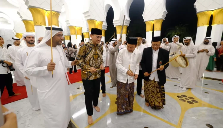 عمدة سوراكارتا رِسباتي أَرْدي ومانغكونيغارا العاشر خلال مشاركتهما في الاحتفال باليوم الوطني الرابع والخمسين لدولة الإمارات العربية المتحدة في مسجد الشيخ زايد الكبير بسوراكارتا، مساء الثلاثاء (2 ديسمبر).