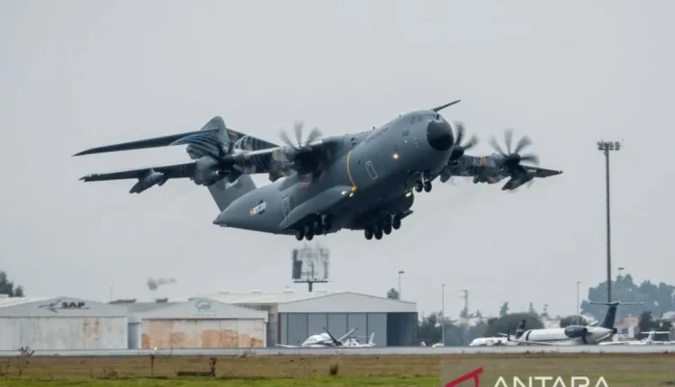 الطائرة الثانية من طراز A400M التابعة لسلاح الجو الإندونيسي أثناء رحلة تجريبية في منشآت إيرباص سان بابلو بمدينة إشبيلية الإسبانية، الأربعاء (12/12/2025)