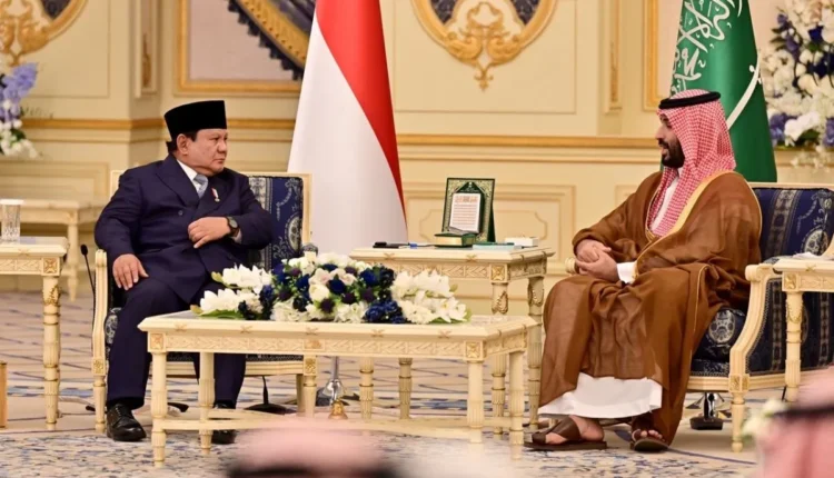 الرئيس الإندونيسي برابوو سوبيانتو (يسار) وولي العهد ورئيس الوزراء السعودي الأمير محمد بن سلمان بن عبد العزيز آل سعود خلال لقائهما الثنائي في قصر السلام بمدينة جدة، المملكة العربية السعودية، الأربعاء (2 يوليو 2025).