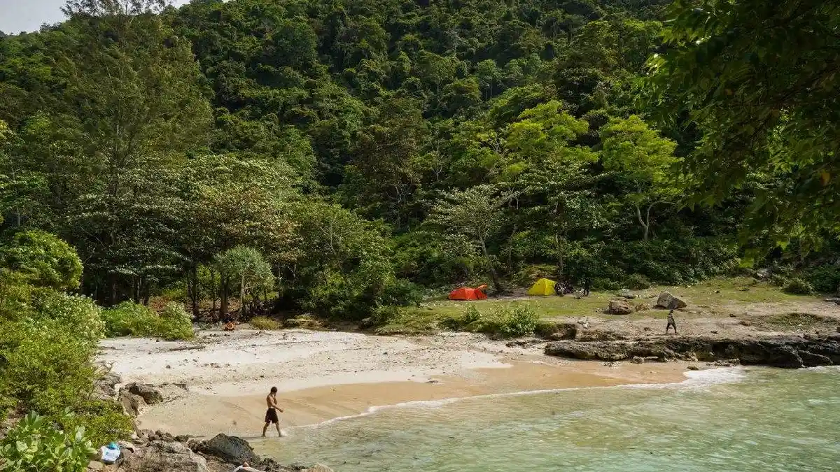 1. مشهد من شاطئ لوك ماتا إي في آتشيه بيصا، والذي يُعرف اليوم باسم "الشاطئ الوردي" بعد ظهور ظلال وردية ممزوجة بالرمال البيضاء