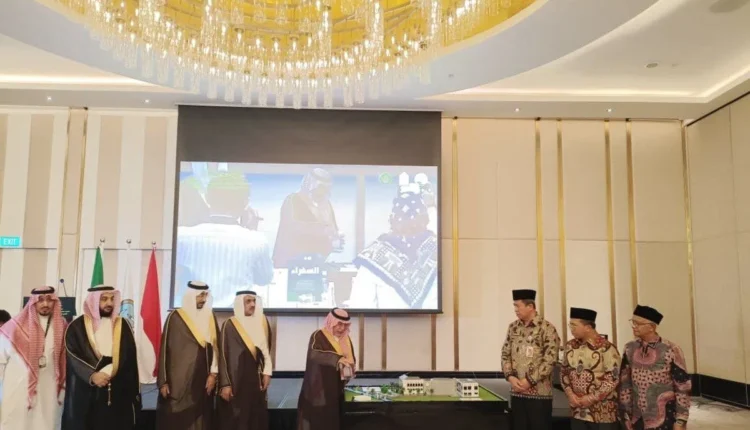 سفير المملكة العربية السعودية لدى إندونيسيا، فيصل عبد الله ه. عمودي (الرابع من اليسار)، خلال حفل وضع حجر الأساس لمبنى معهد خادم الحرمين الشريفين في جاكرتا، يوم الاثنين (1 ديسمبر 2025)