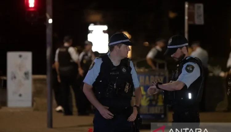 تظهر الشرطة بالقرب من موقع حادث إطلاق النار على شاطئ بونداي في سيدني، أستراليا، الأحد (14/12/2025). وأسفر الحادث عن مقتل ما لا يقل عن 12 شخصًا، من بينهم أحد المنفذين، فيما تم إلقاء القبض على المشتبه به الآخر.