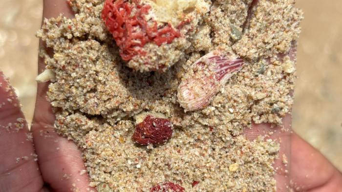 3.رمال شاطئ لوك ماتا إي البيضاء المختلطة بظلال وردية يُرجّح أنها ناتجة عن فتات الأصداف وقطع الشعاب المرجانية المنتشرة في الموقع