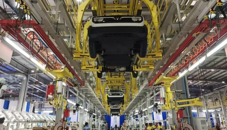 يقوم العمال بتجميع السيارات الكهربائية في مصنع «فينفاست» في سوبانغ، جاوة الغربية، الاثنين، ١٥ ديسمبر/كانون الأول ٢٠٢٥. (صورة «بي-يونيفرس»/إيلان سوهرلان)