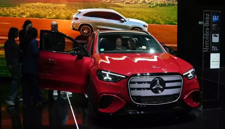 يجلس الزوار داخل سيارة «مرسيدس جي إل سي» الكهربائية خلال العرض العالمي الأول أثناء الافتتاح الإعلامي لمعرض بروكسل للسيارات في «بروكسل إكسبو»، الجمعة، ٩ يناير/كانون الثاني ٢٠٢٦. (صورة من «أسوشيتد برس»/فرجينيا مايو)