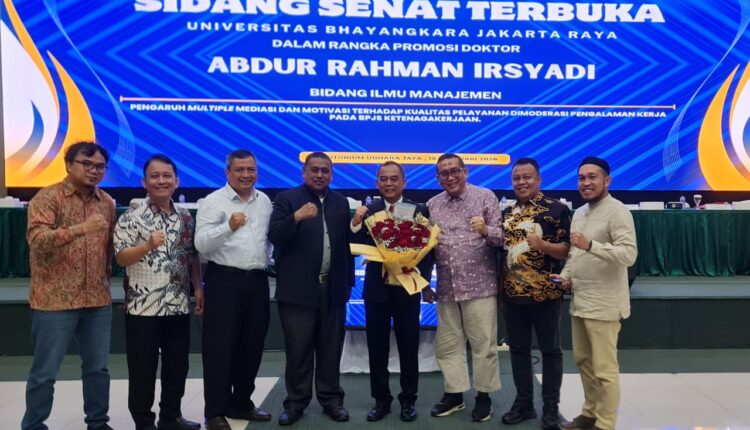 المناقشة العلنية لأطروحة الدكتوراه في برنامج علوم الإدارة بجامعة بهايانغكارا في جاكرتا، قدّمها الدكتور عبد الرحمن إرشادي، بتقدير كوم لاوده (امتياز). (الصورة: إندونيسيا اليوم)